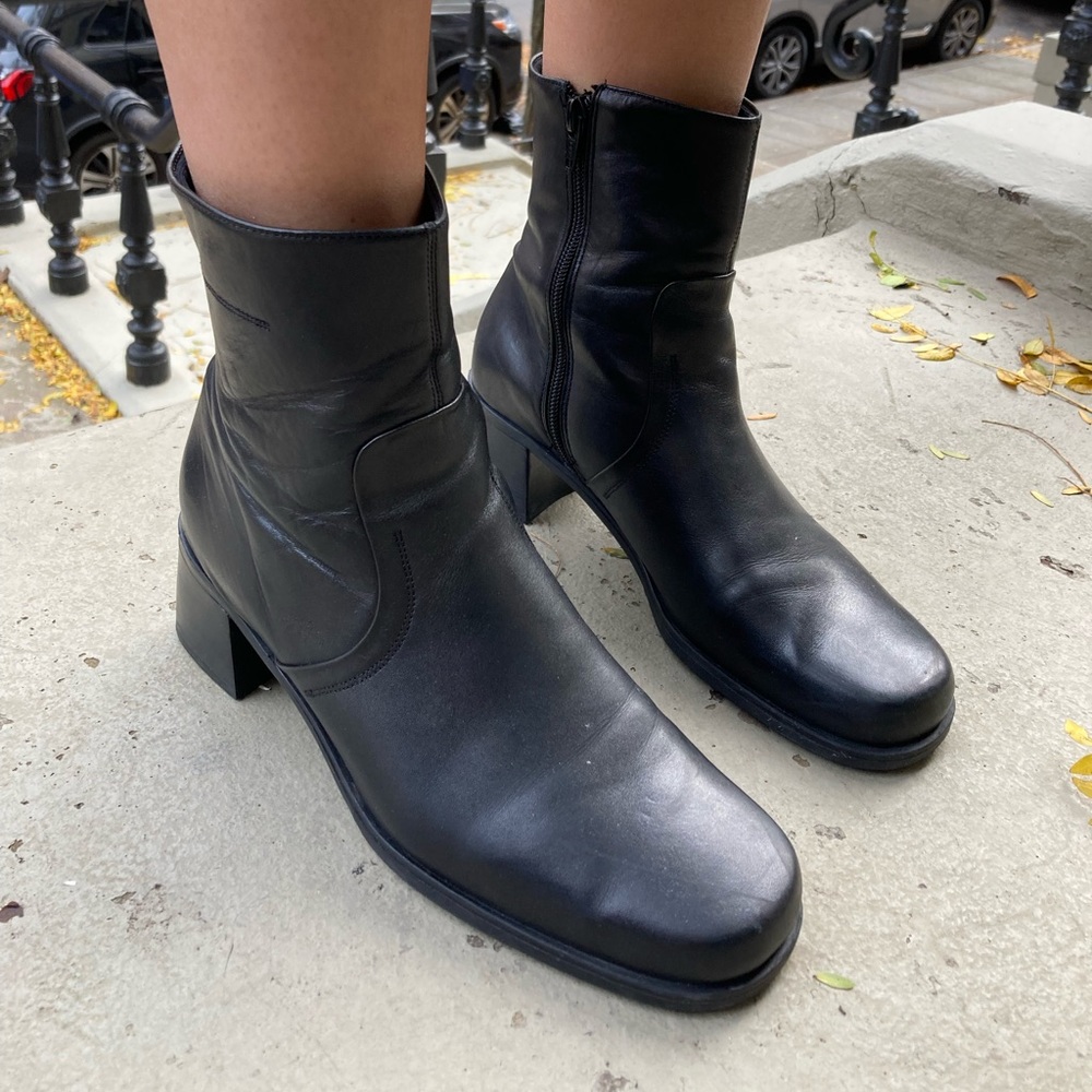 Naturalizer low calf zip booties size 9